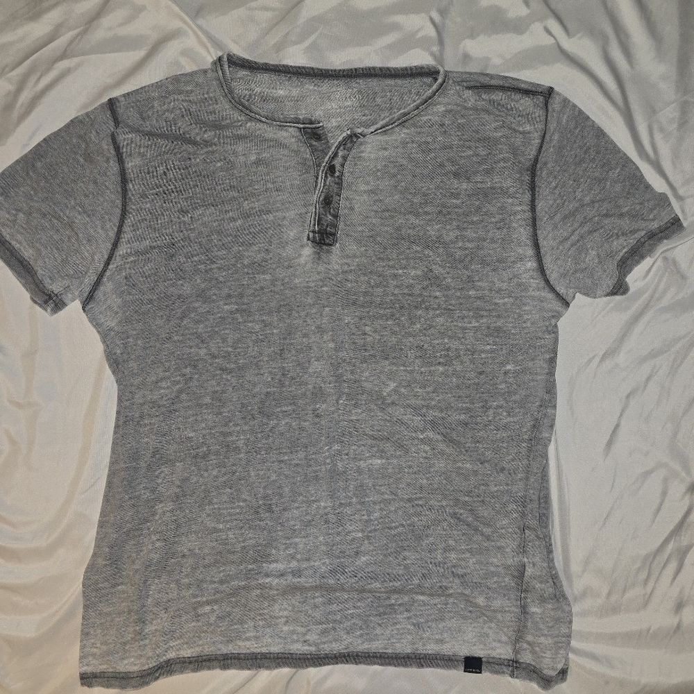 Lucky Brand Men’s Gray Short Sleeve Henley Shirt | Distressed | Size Large